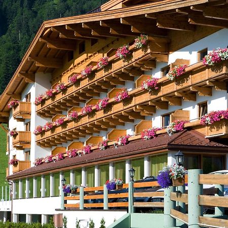 Hotel Bergland ペルティサウ エクステリア 写真