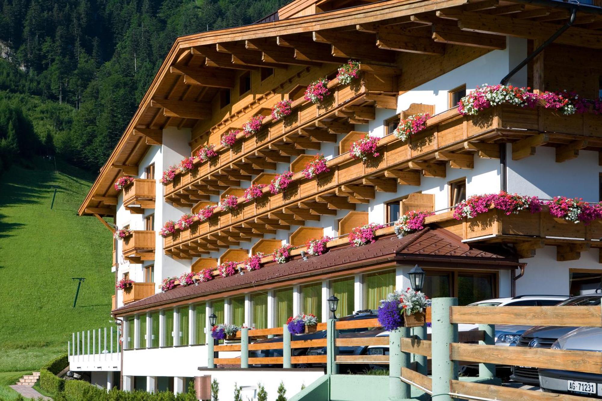 Hotel Bergland ペルティサウ エクステリア 写真